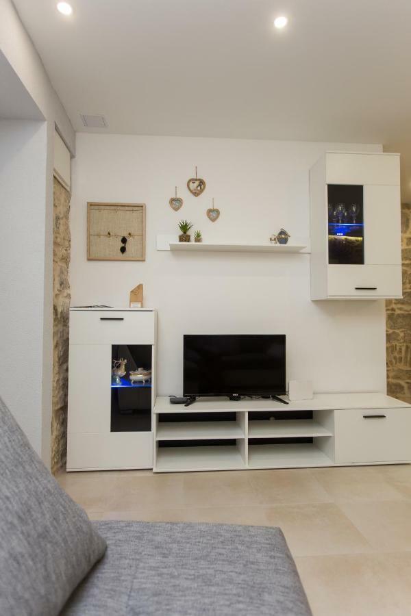 Studio Apartman "Brce" คาชเตลา ภายนอก รูปภาพ
